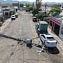 Vecinos de Villas del Real pasan la noche sin luz y entre cableado energizado sobre la calle tras la tormenta en Hermosillo
