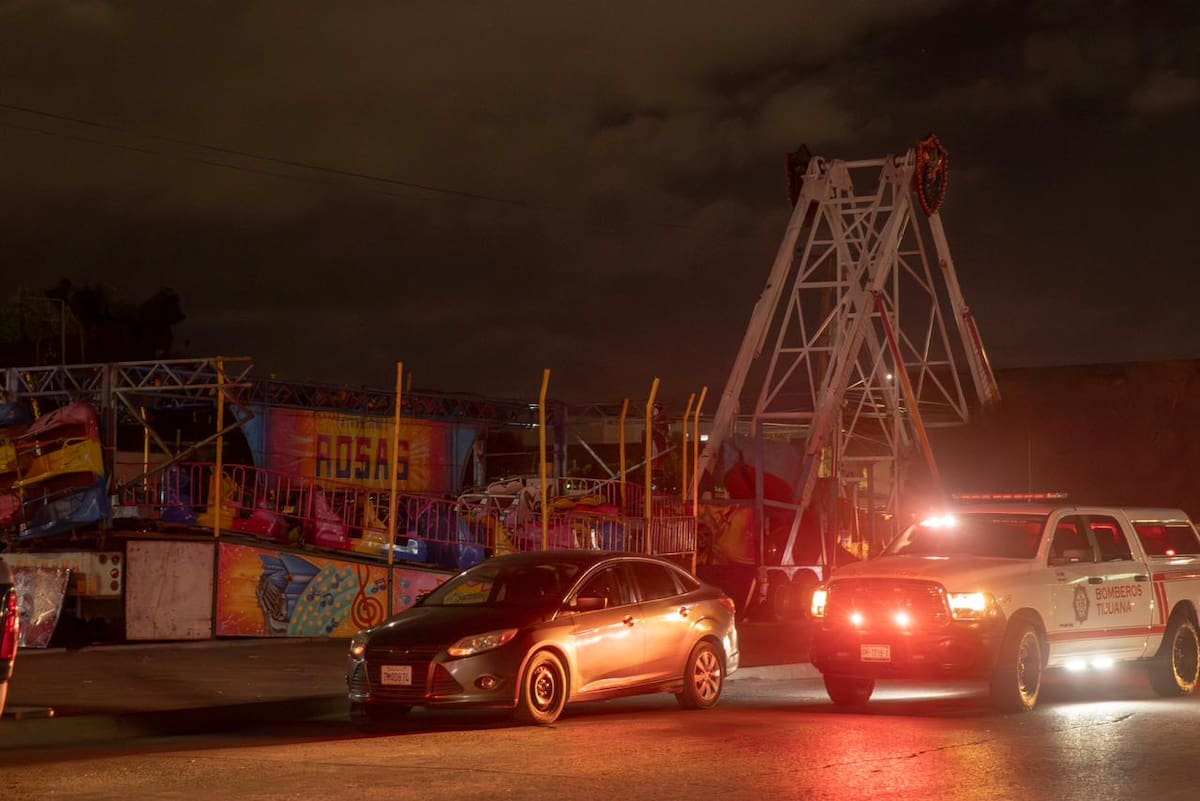 El conductor de un automóvil Honda sufrió una posible fractura en una pierna y tuvo que ser rescatado del vehículo. El accidente ocurrió en una zona donde la circulación se encuentra modificada por la instalación de juegos mecánicos. Foto: Border Zoom.