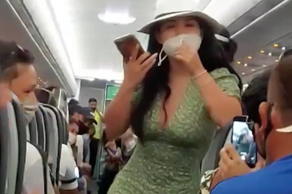 Mujer causa alboroto al retrasar vuelo y la apodan #LadyCovidCancún
