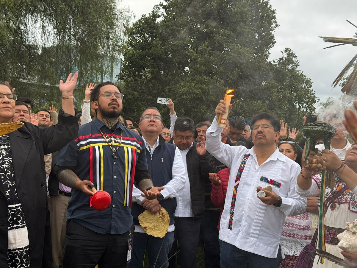 En la zona arqueológica de Cuicuilco, pueblos originarios entregaron bastones de mando al presidente electo de la SCJN. | Foto: @IrvingEspinosa_ /X.