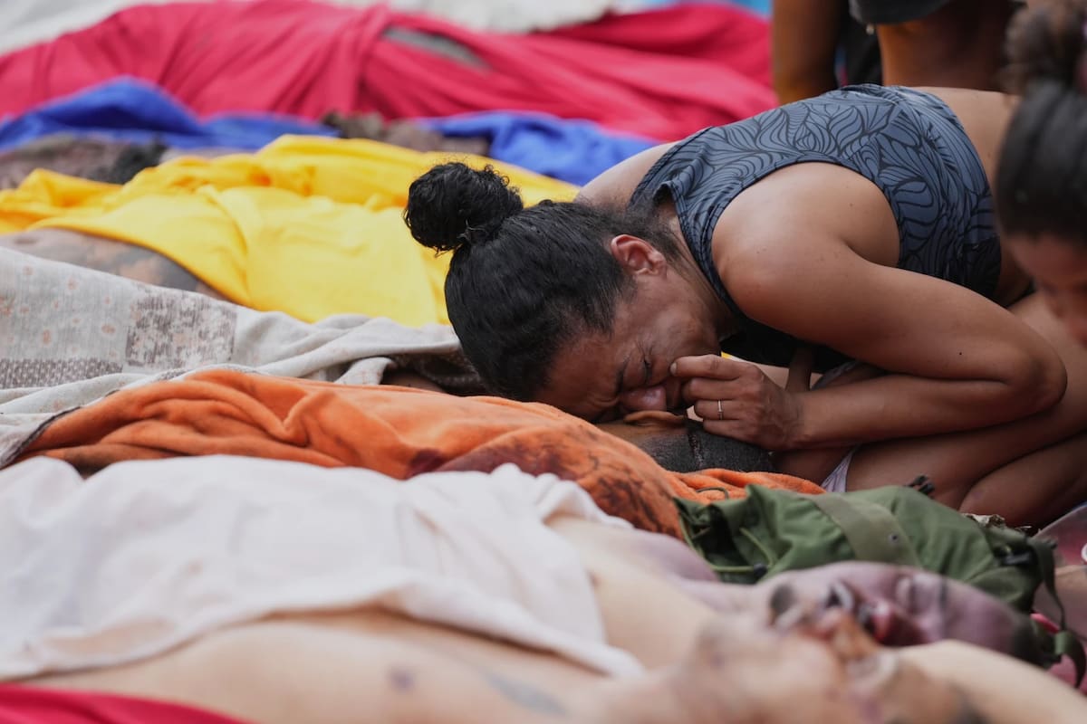 Una mujer llora sobre los cuerpos de las personas asesinadas el día anterior durante una redada policial contra la pandilla Comando Vermelho en la favela Complexo da Penha, el
miércoles 29 de octubre de 2025, en Río de Janeiro, Brasil. (AP Foto/Silvia Izquierdo).