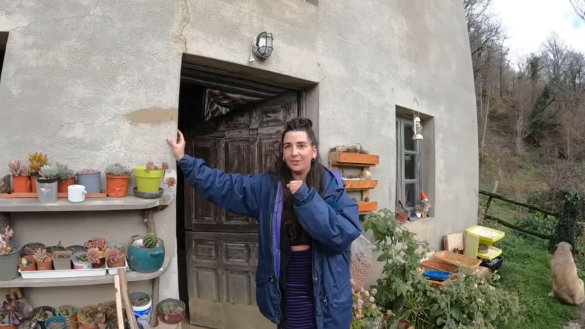 El proyecto comenzó durante la pandemia, cuando María encontró la construcción cubierta por la vegetación y decidió rehabilitarla por su cuenta.