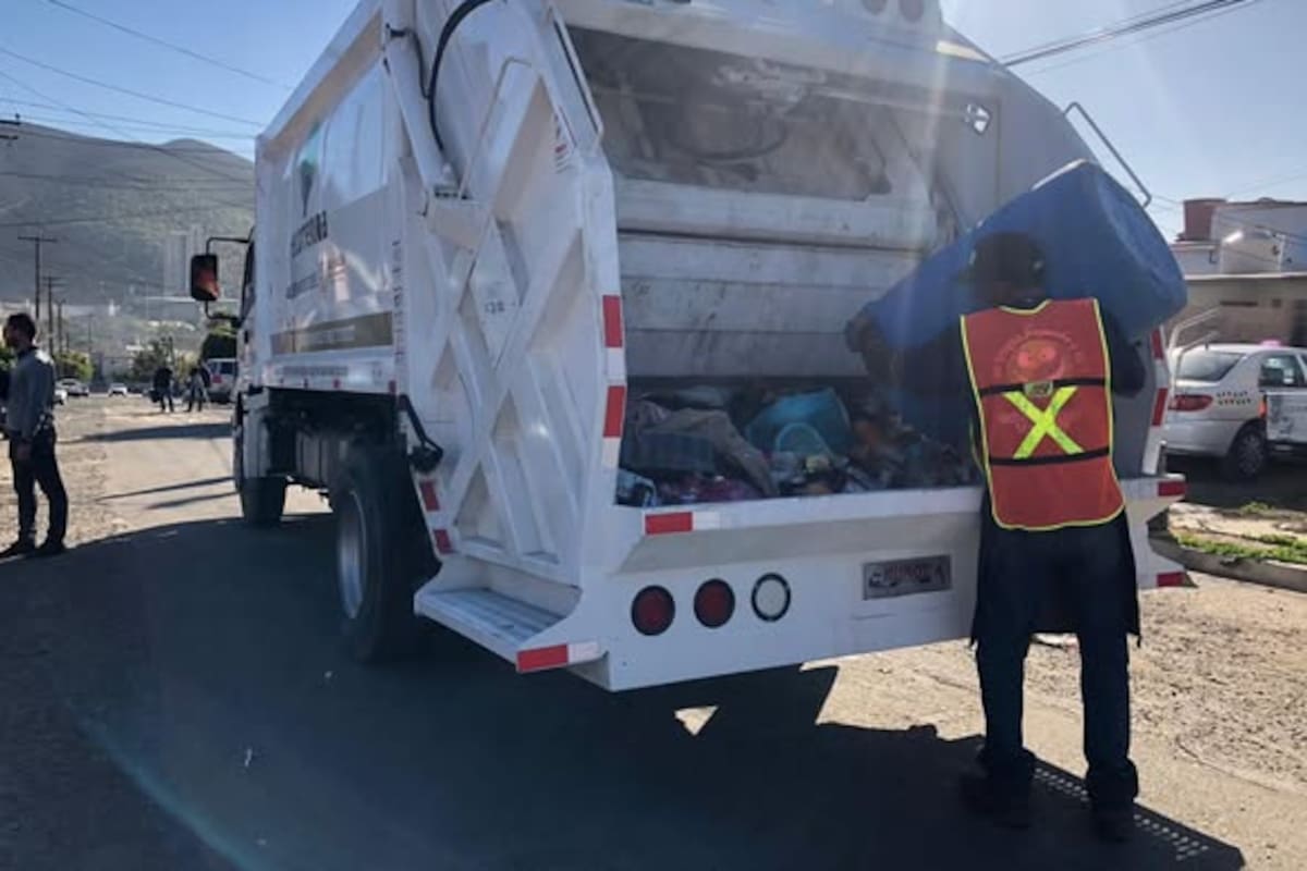 Denuncian adjudicación directa para rentar camiones de basura en Ensenada