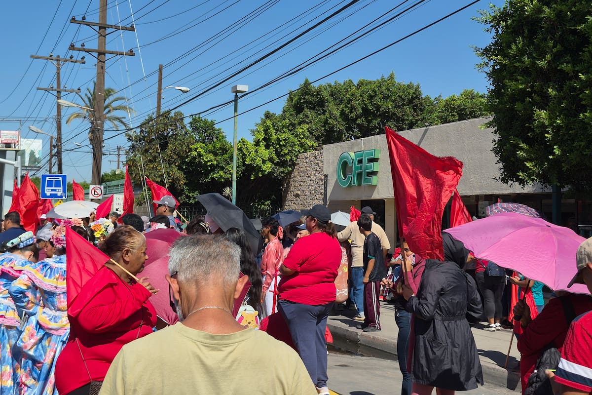 Protestan ante la CFE por falta de avances en obras de electrificación