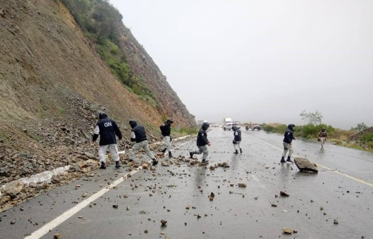 La Guardia Nacional en Baja California apoya directamente en el retiro de piedras, basura y lodo de vialidades