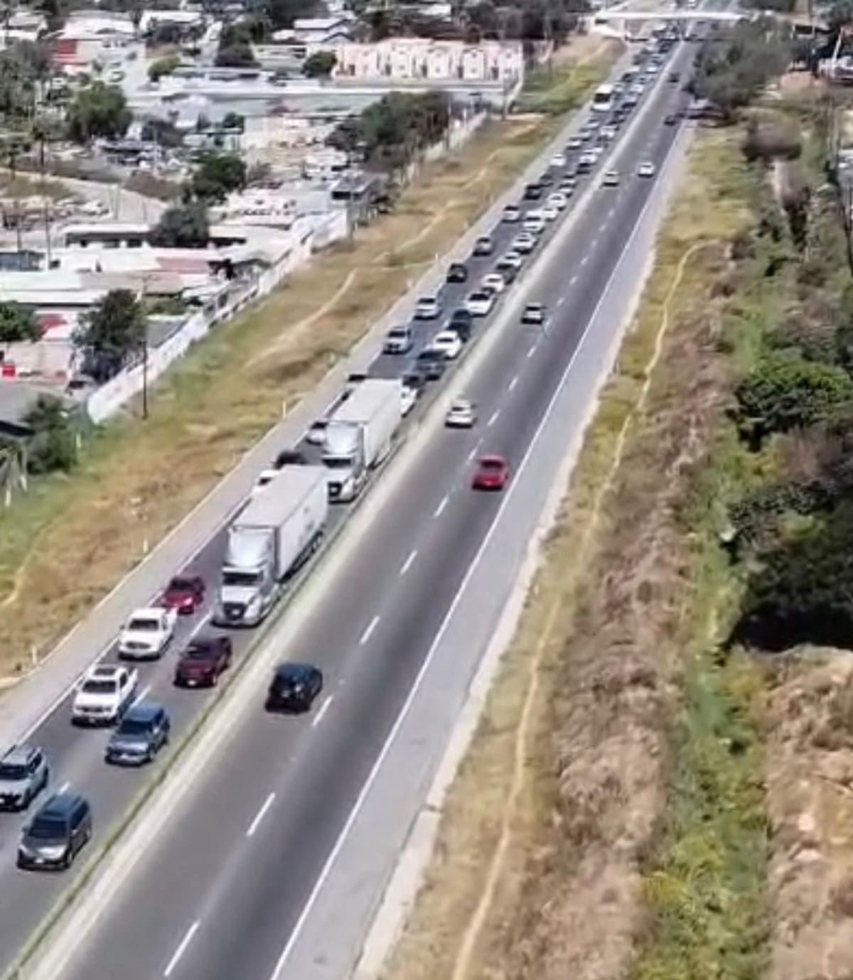 El tránsito vehicular se mantiene lento este sábado sobre la autopista escénica a la altura de la colonia Magisterial, debido a trabajos de bacheo en la zona. Foto: Cortesía