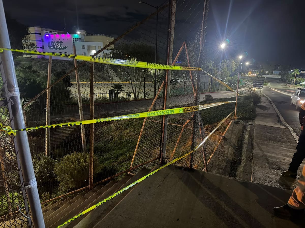 Protección Civil delimitó una sección de las escaleras del puente peatonal de la UABC campus Sauzal, en Ensenada, por un reporte sobre el estado del barandal. El puente permanece abierto, pero se pide respetar la señalización preventiva. Foto: Cortesía