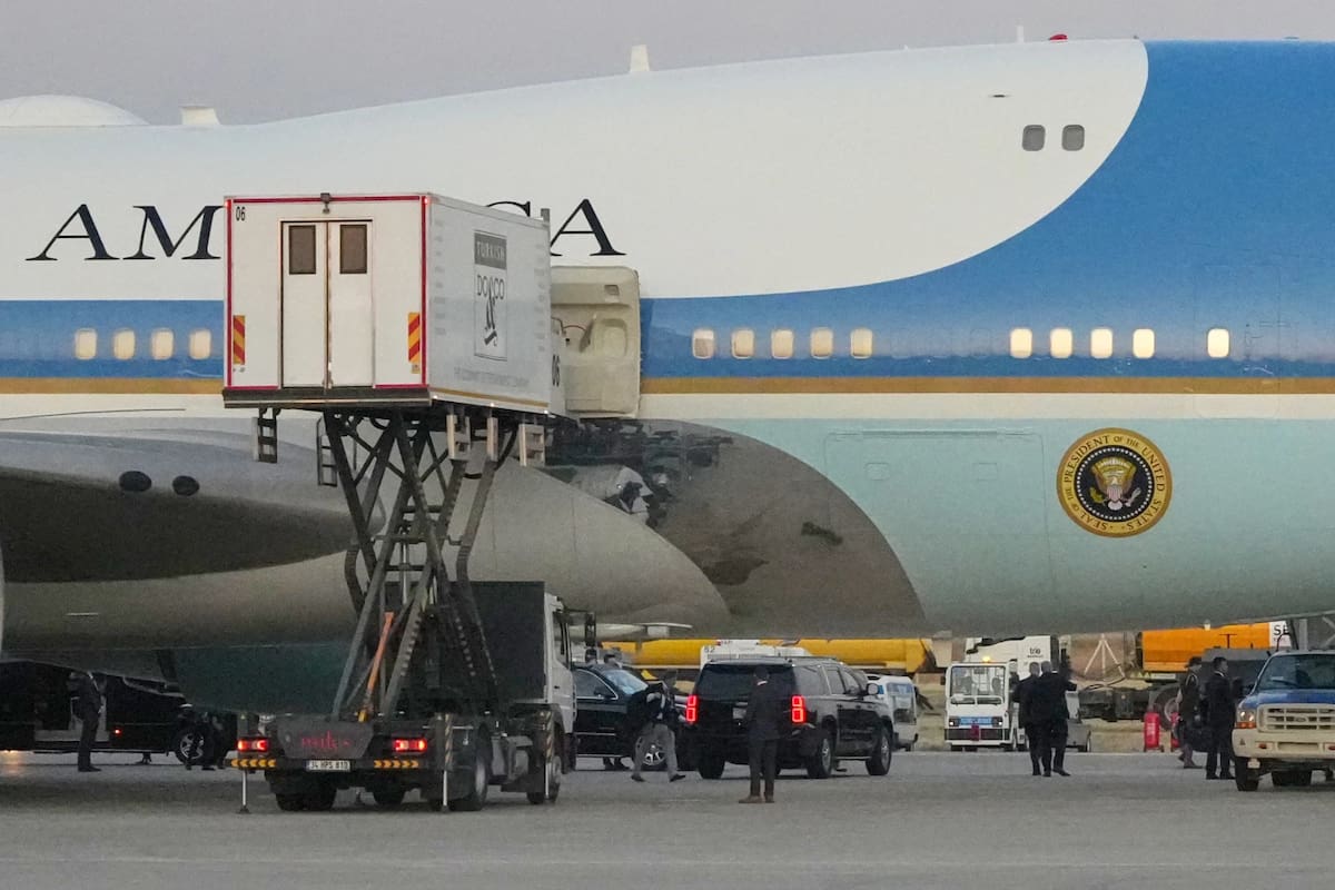 Un camión de catering está estacionado junto al Air Force One en la pista mientras la caravana que transporta al presidente estadounidense Donald Trump llega para partir tras la cumbre de la OTAN en el Aeropuerto Internacional de Ankara, en Ankara, Turquía, el miércoles 8 de julio de 2026. (Foto AP/Alex Brandon)