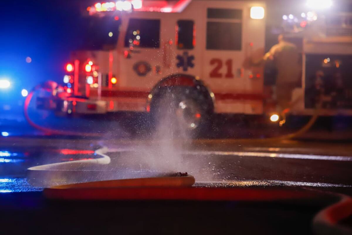 Se registra incendio en bodega de González Ortega; afecta viviendas y ferretería