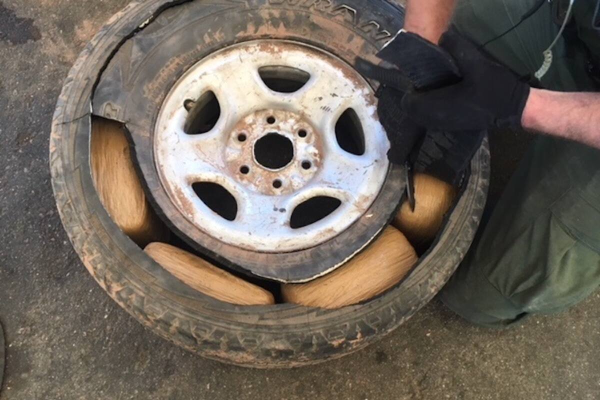 Abandonan llanta con cargamento de “crystal” en Santa Ana