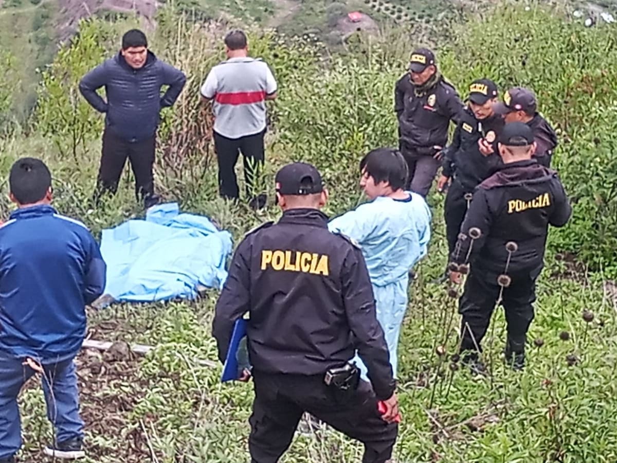 Policías y personal de emergencia inspeccionan el lugar donde la ambulancia se volcó, cayendo a un abismo de 300 metros en la región de Huancavelica, Perú. / Andina, Perú,