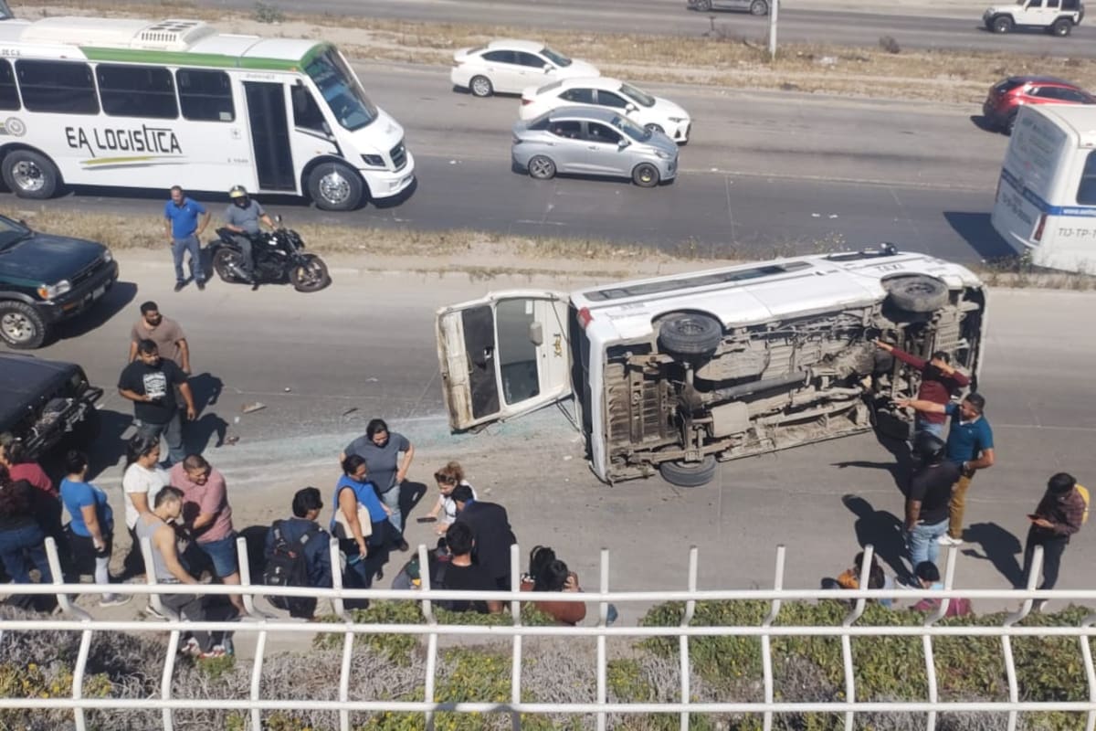Volcadura de taxi deja 16 lesionados