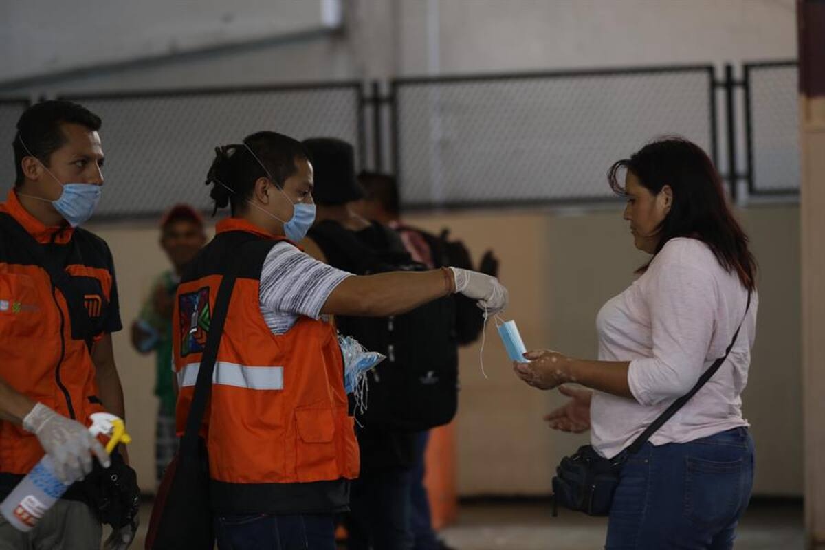 Priorizar atención a jóvenes sobre adultos mayores por COVID-19, violación a derechos: Expertos