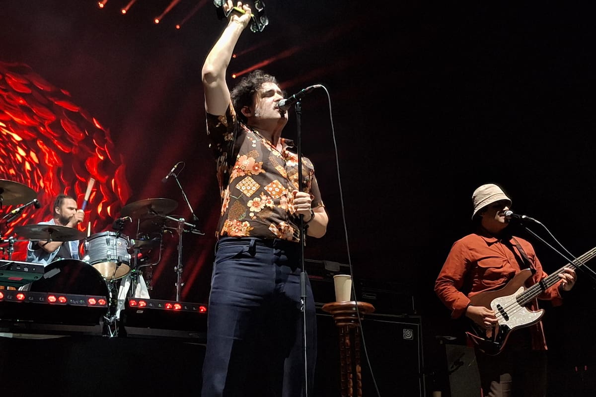 Ilumina Enjambre con sus “Daños luz tour”