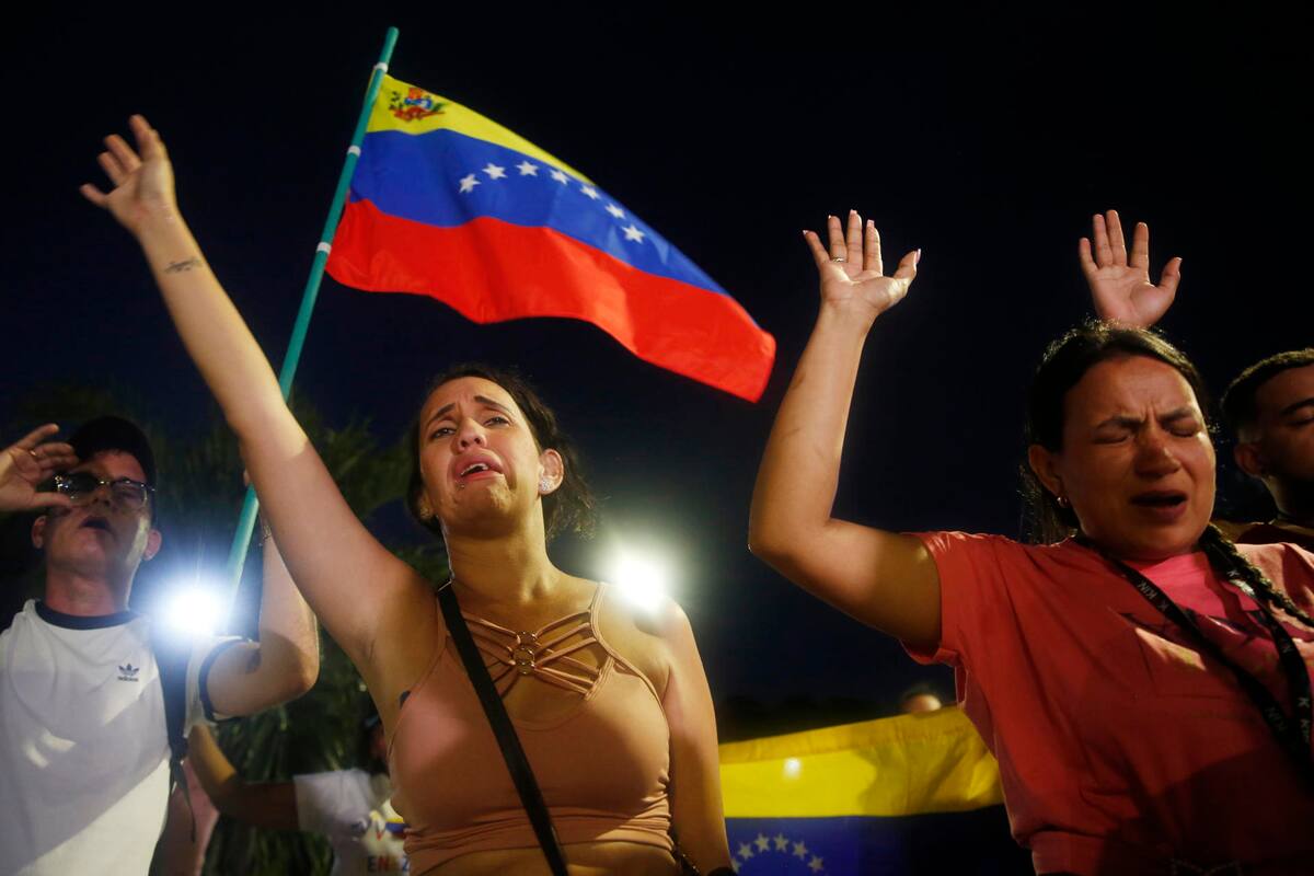 Ciudadanos venezolanos protestan tras las elecciones presidenciales del domingo en las que el Consejo Nacional Electoral (CNE) dio como ganador a Nicolás Maduro, el miércoles en Cali (Colombia). | Crédito: EFE/ Ernesto Guzman Jr