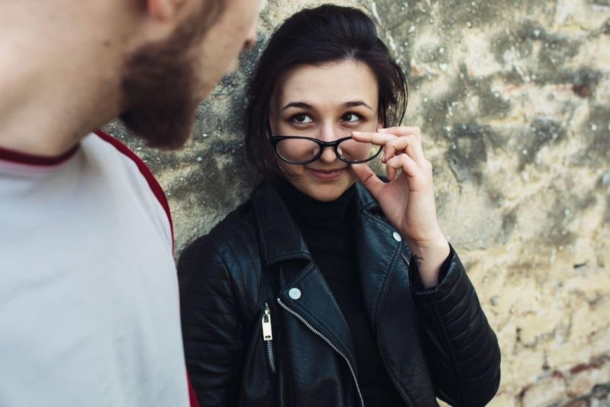 La psicología explica que quienes sostienen la mirada fija durante una plática no buscan intimidar, sino transmitir mayor confianza y lograr una mejor conexión con su interlocutor