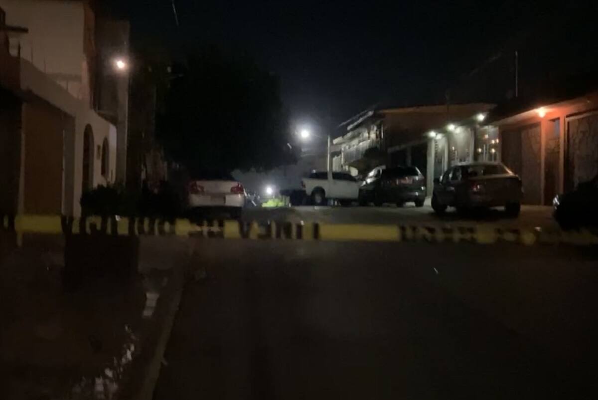 La maleta fue abandonada a las afueras de un domicilio.