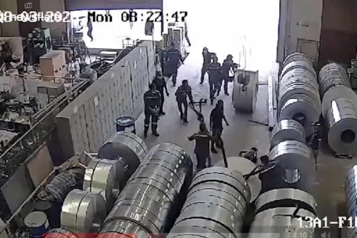 Terrible momento cuando rollo de 3 toneladas de acero aplasta a empleado y lo deja con las piernas rotas