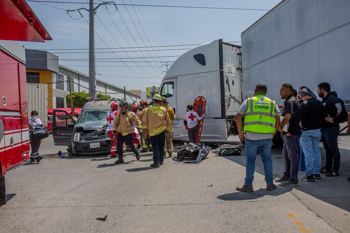 Joven queda prensado tras chocar contra un tráiler en el bulevar Bellas Artes