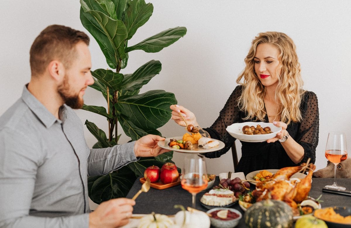 El oncólogo afirma que comer con moderación ayuda a prevenir enfermedades crónicas. Foto: Especial (canva)