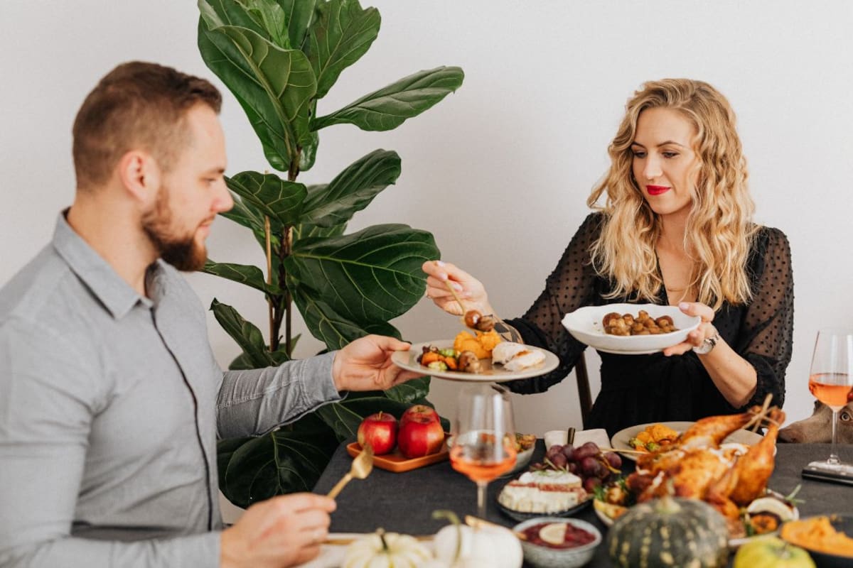 ¿Por qué los hombres suelen comer más que las mujeres? Expertos explican cuáles son las razones