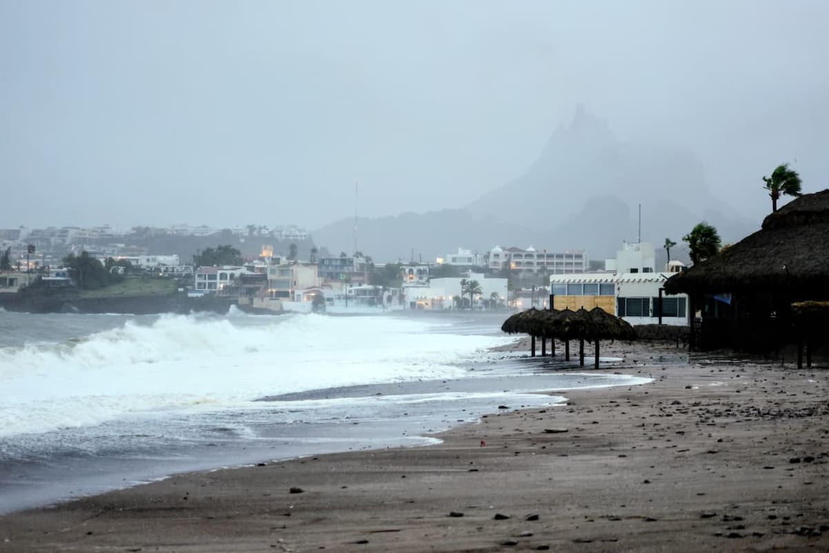 Huracán Polo avanzará por Sonora tras impactar Guaymas: San Carlos recibe lluvia intensa, viento fuerte y oleaje elevado, mientras Hermosillo espera lluvias moderadas este martes