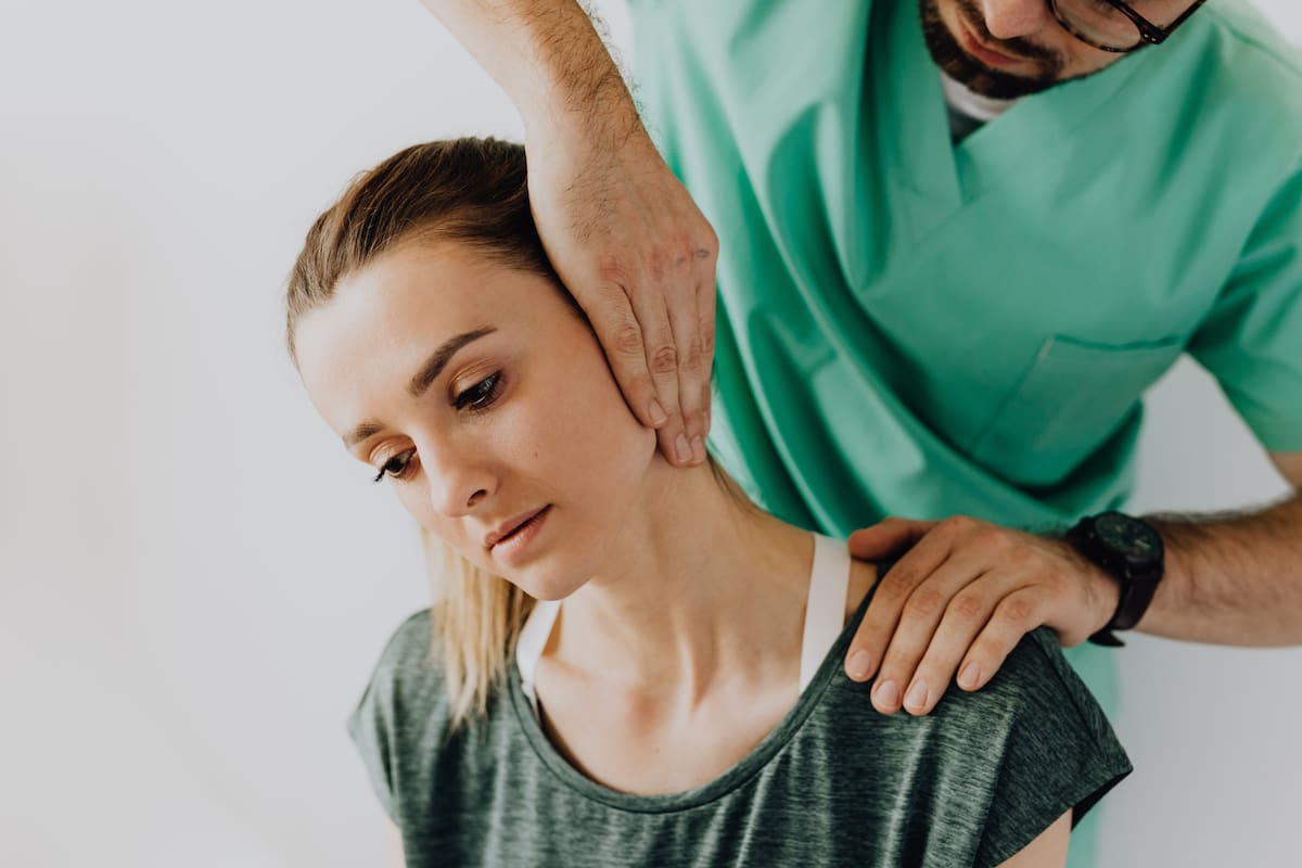 Dolor cervical: por qué aparece y cómo prevenirlo, según expertos de Harvard