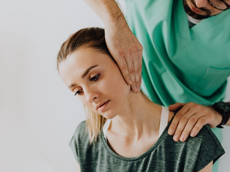 Dolor cervical: por qué aparece y cómo prevenirlo, según expertos de Harvard