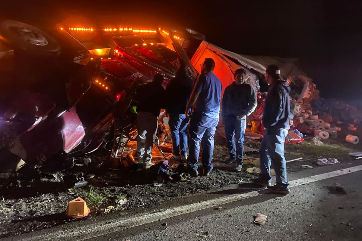 Vuelca camión de carga en la autopista La Rumorosa, el conductor falleció