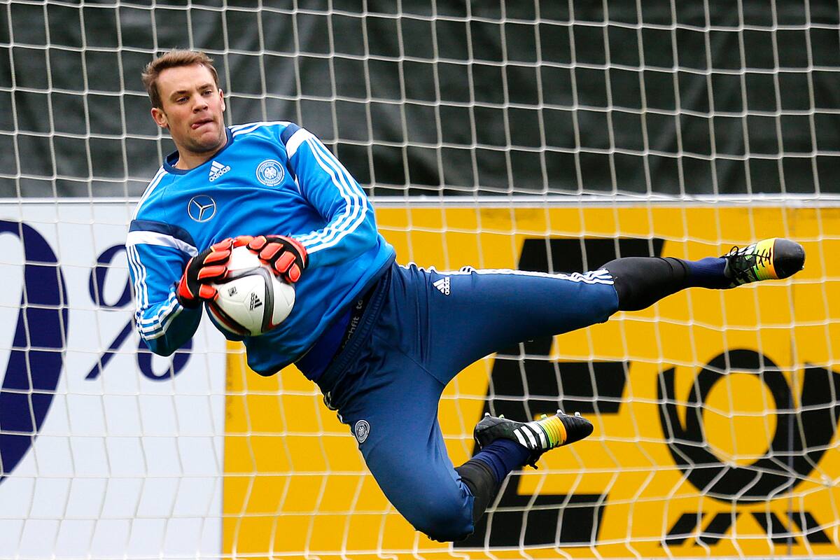 Cosas de campeones: Manuel Neuer usa trofeo de la Bundesliga para ejercitarse