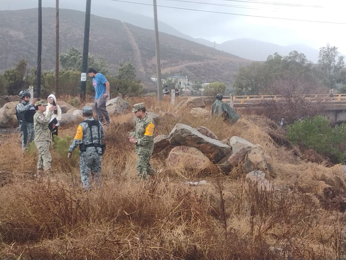 Elementos de emergencia continúan los operativos de búsqueda en Ensenada tras las lluvias asociadas a la tormenta tropical Rachel, que dejaron a siete personas no localizadas en dos puntos del municipio. Foto: Cortesía