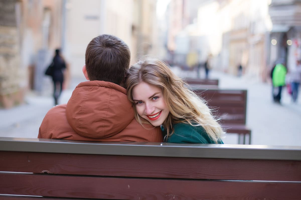 Las mujeres de la Gen Z están eligiendo hombres mayores en lugar de chicos de su edad