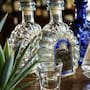 Cómo reconocer las señales clave para identificar una botella de tequila adulterado en México antes de beberla mediante el código QR del SAT y el estado del empaque