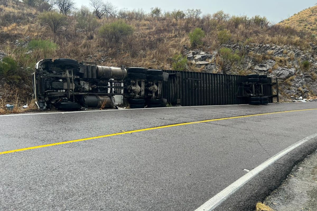 La carretera Ímuris–Cananea fue reabierta tras permanecer cerrada por el volcamiento de un camión cisterna en el kilómetro 97