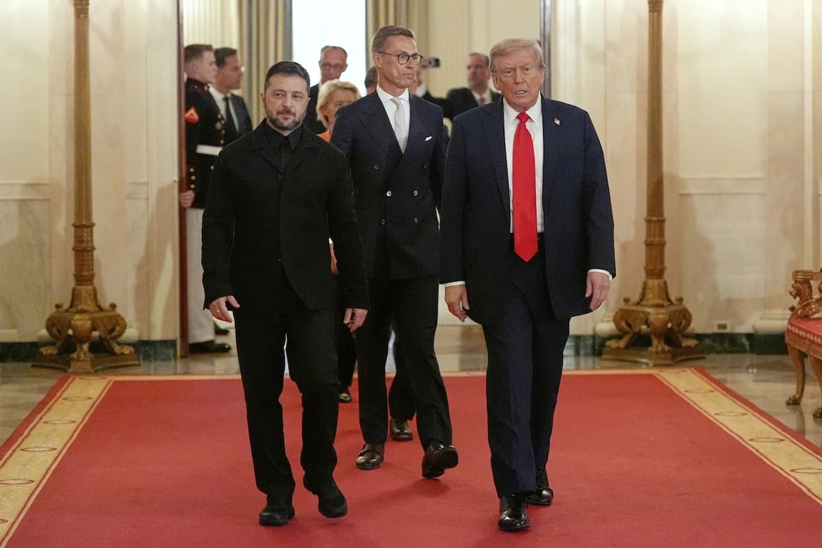 El presidente de Ucrania, Volodímir Zelenski (de izquierda a derecha), el presidente de Finlandia, Alexander Stubb, y el presidente Donald Trump caminan por el Salón de la Cruz de la Casa Blanca, el lunes 18 de agosto de 2025, en Washington. | Crédito: AP/Alex Brandon
