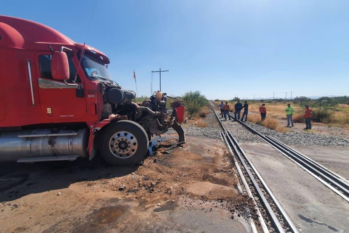 Sonora: Chocan tren y tráiler en carretera La Colorada
