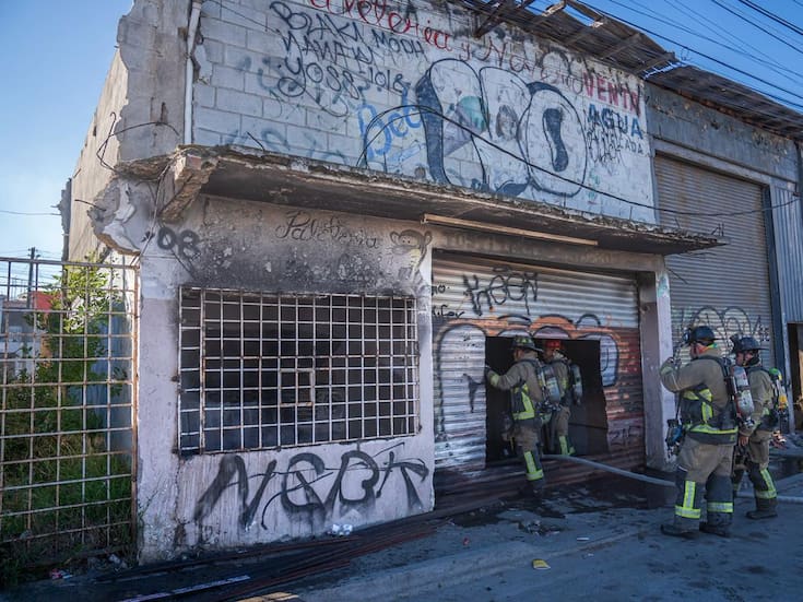 Incendio en edificio abandonado alarma a vecinos en Las Palmeras