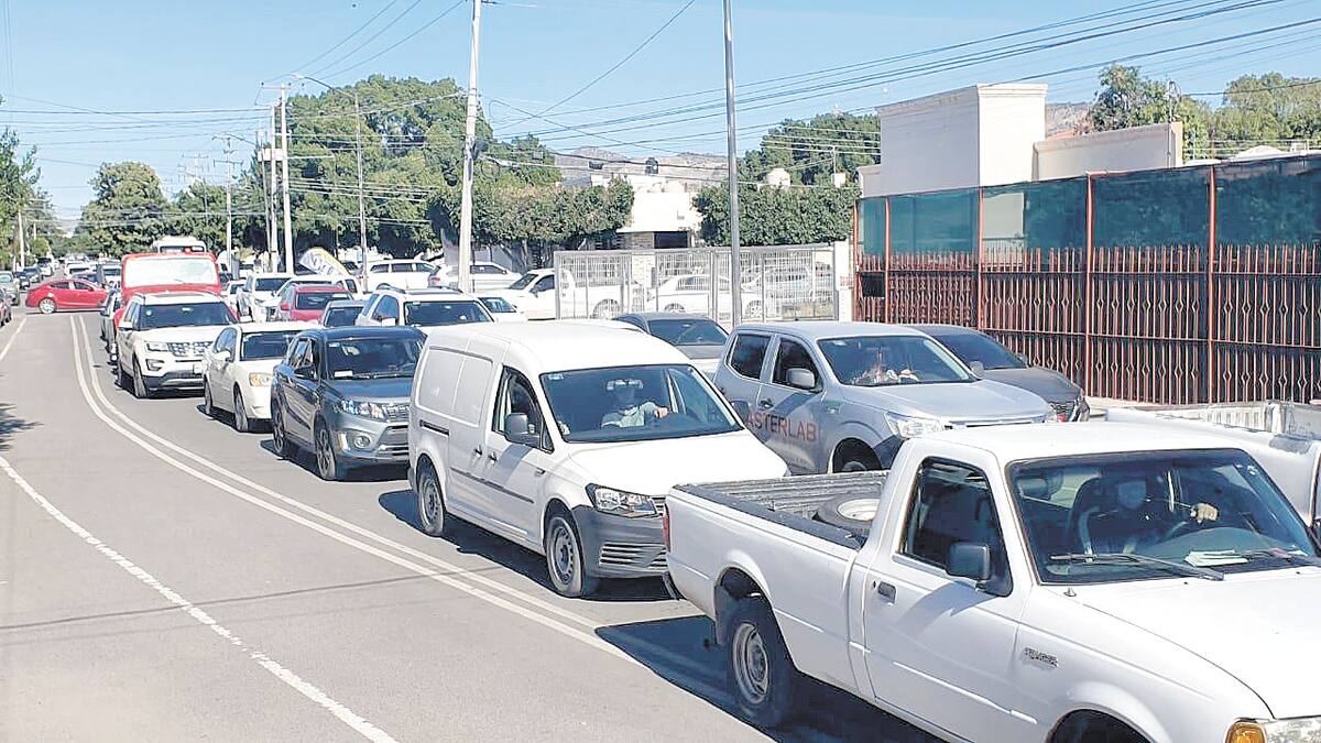 Un caos vial se formó en el área de los bulevares Kino, Farías y Morelos.