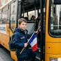 Mientras en México, niños de comunidades rurales caminan kilómetros por brechas y cerros para llegar a la escuela, en Francia el gobierno garantiza transporte escolar gratuito como parte del derecho a la educación