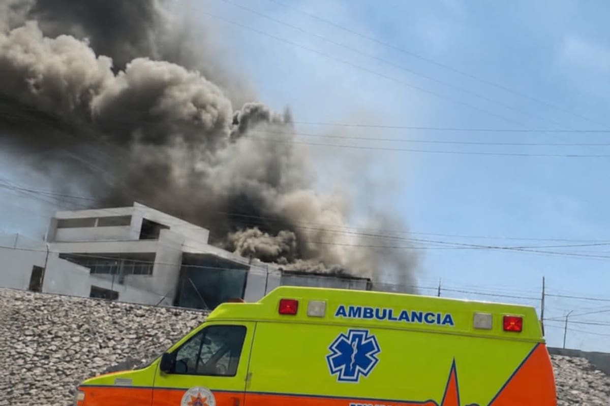 Bomberos sufren agotamiento por calor mientras combatían incendio de un almacén