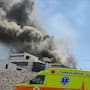 Bomberos sufren agotamiento por calor mientras combatían incendio de un almacén
