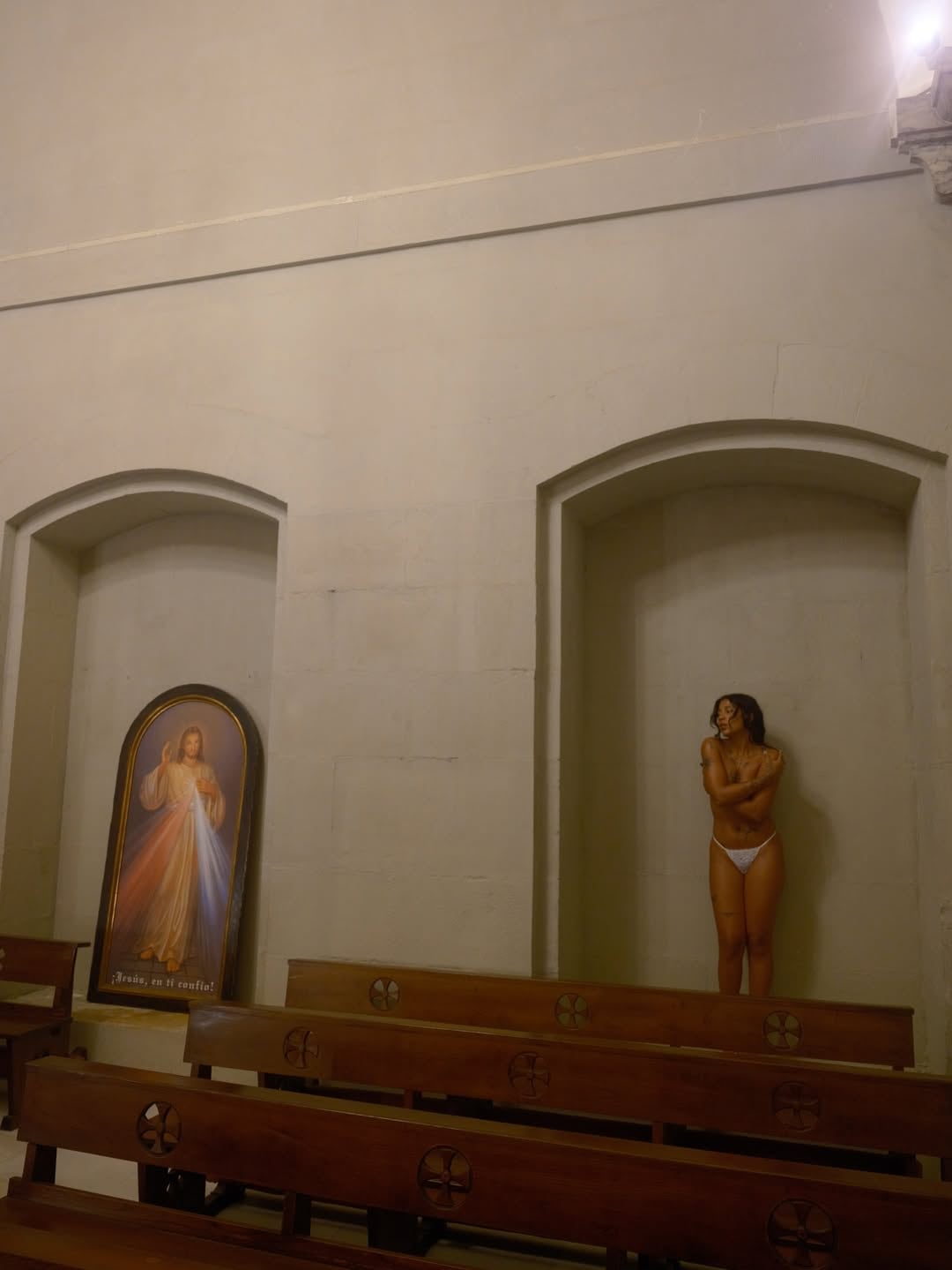 Tokischa enfrenta una demanda en España por una polémica sesión fotográfica dentro de una iglesia | Foto: IG (@tokischa.sol)