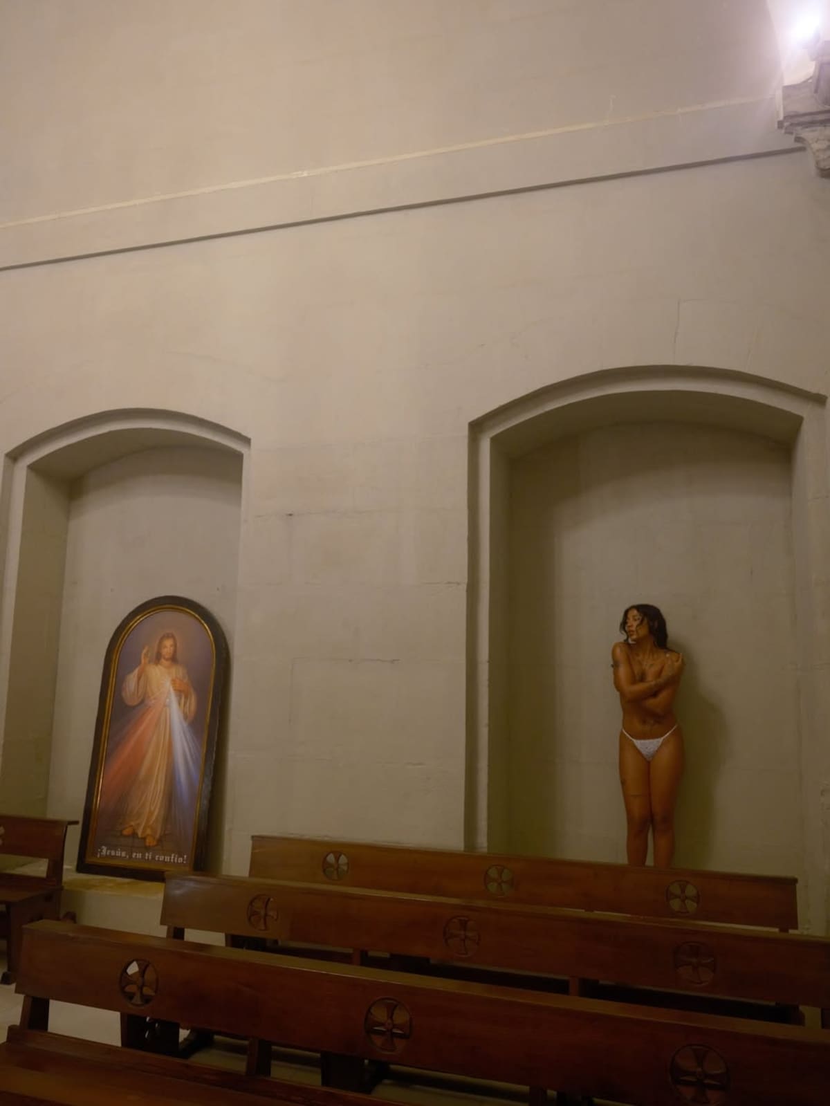 Tokischa enfrenta una demanda en España por una polémica sesión fotográfica dentro de una iglesia | Foto: IG (@tokischa.sol)