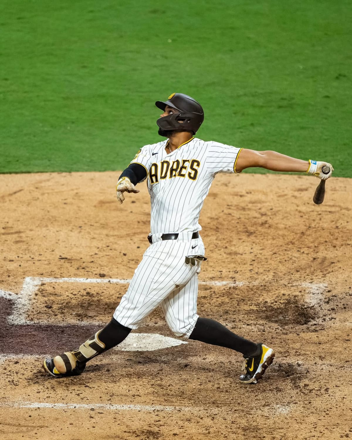 Xander Bogaerts observa el jonrón que conectó en el Petco Park. (Foto: @padres)