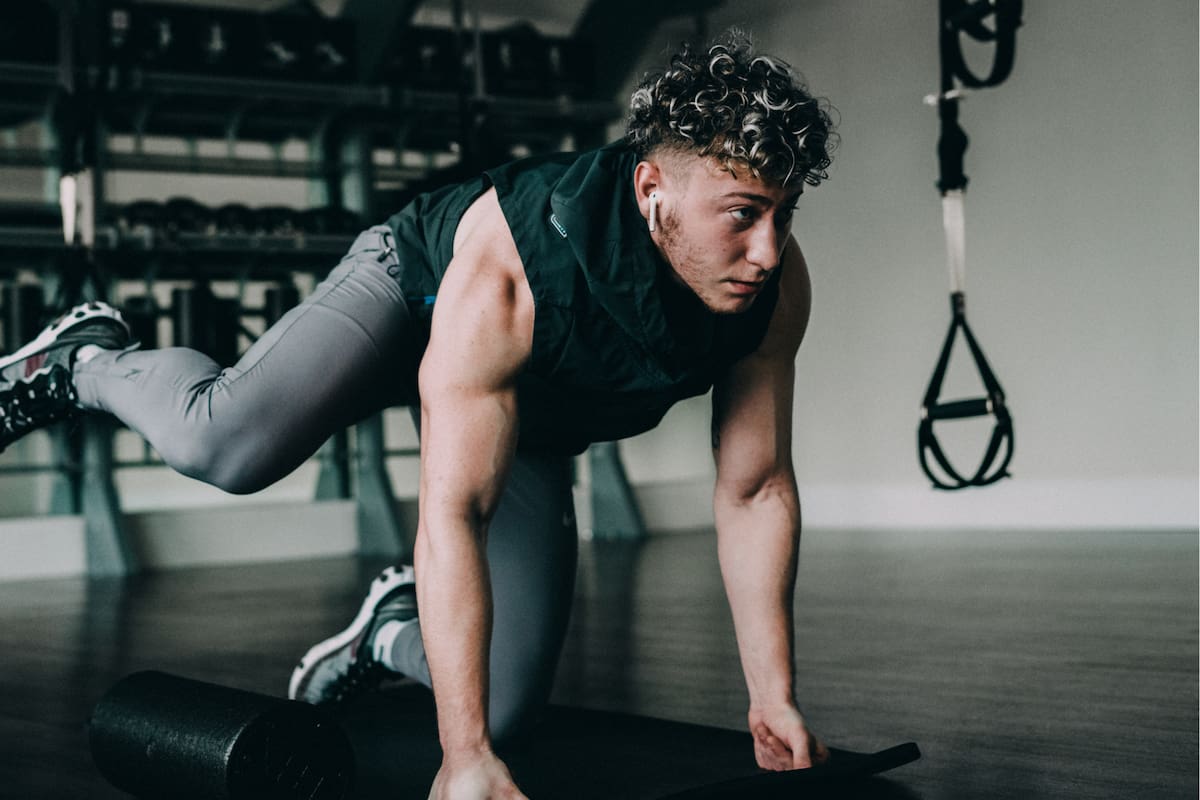 Los dos errores más comunes al hacer ejercicio que te están causando dolor, según un ortopedista