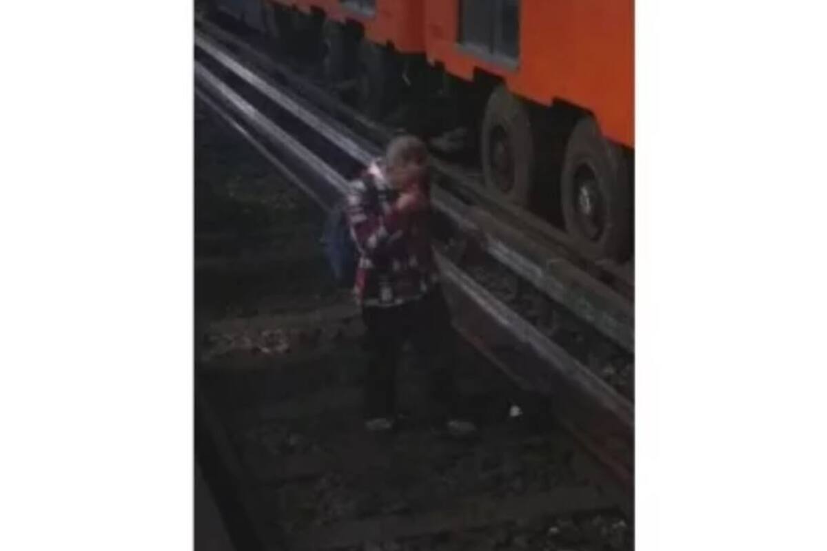 Cae hombre de la tercera edad a vías del metro