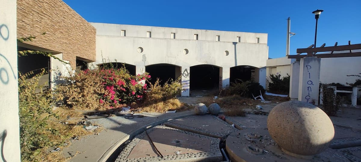 Vecinos alertan riesgos por deterioro y presencia de personas en el inmueble, y piden intervención urgente para recuperar el espacio y garantizar la seguridad. Foto: Cortesía