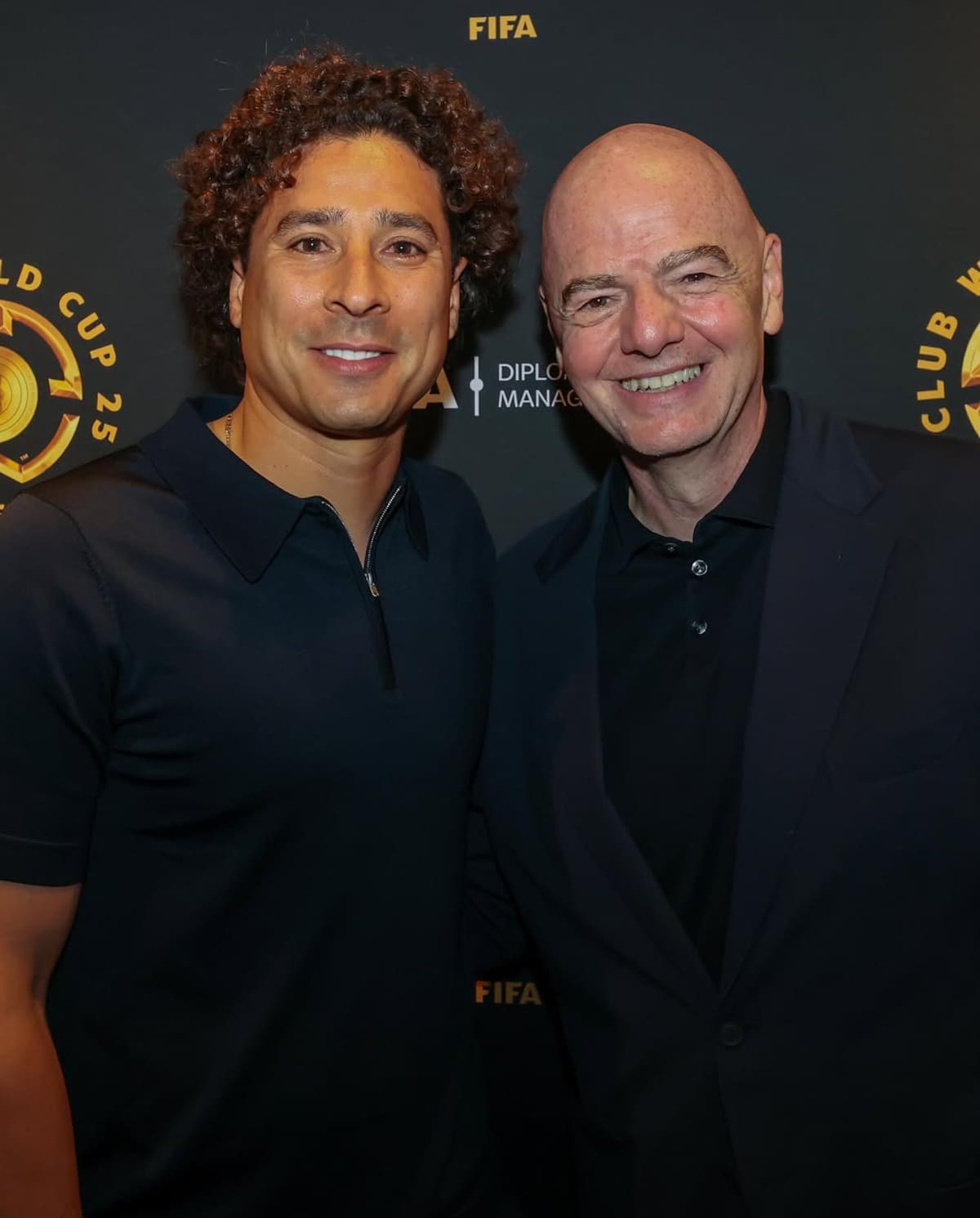 Guillermo Ochoa junto a Gianni Infantino, presidente de la FIFA, durante una cena de gala previa a la final del Mundial de Clubes 2025 en Nueva Jersey. (Foto: @yosoy8a)