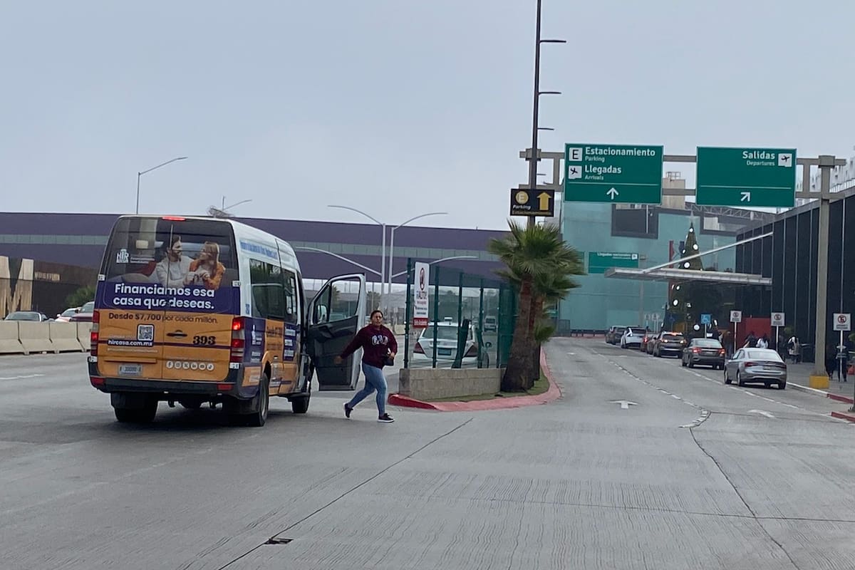 Batallan trabajadores del aeropuerto para regresar a sus hogares
