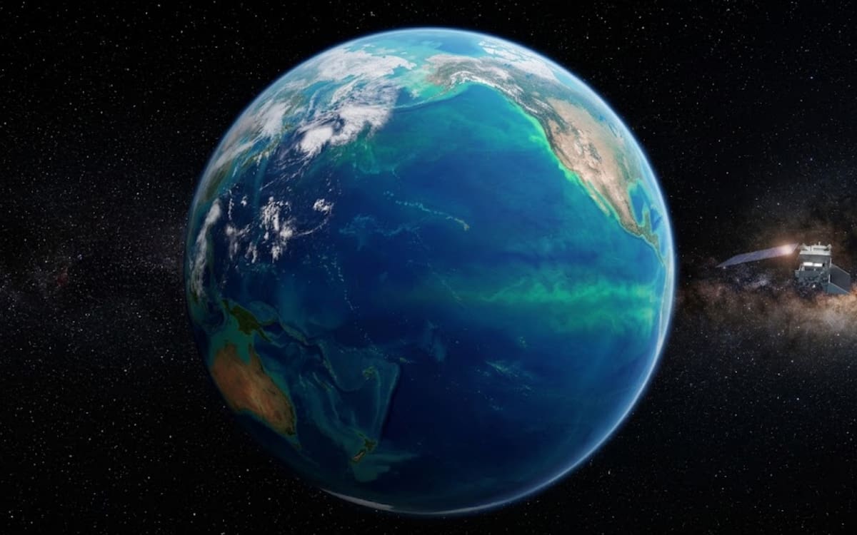 Una vista global de la Tierra desde el espacio, centrada en el vasto Océano Pacífico, con el satélite PACE de la NASA orbitando sutilmente. Foto: Gemini